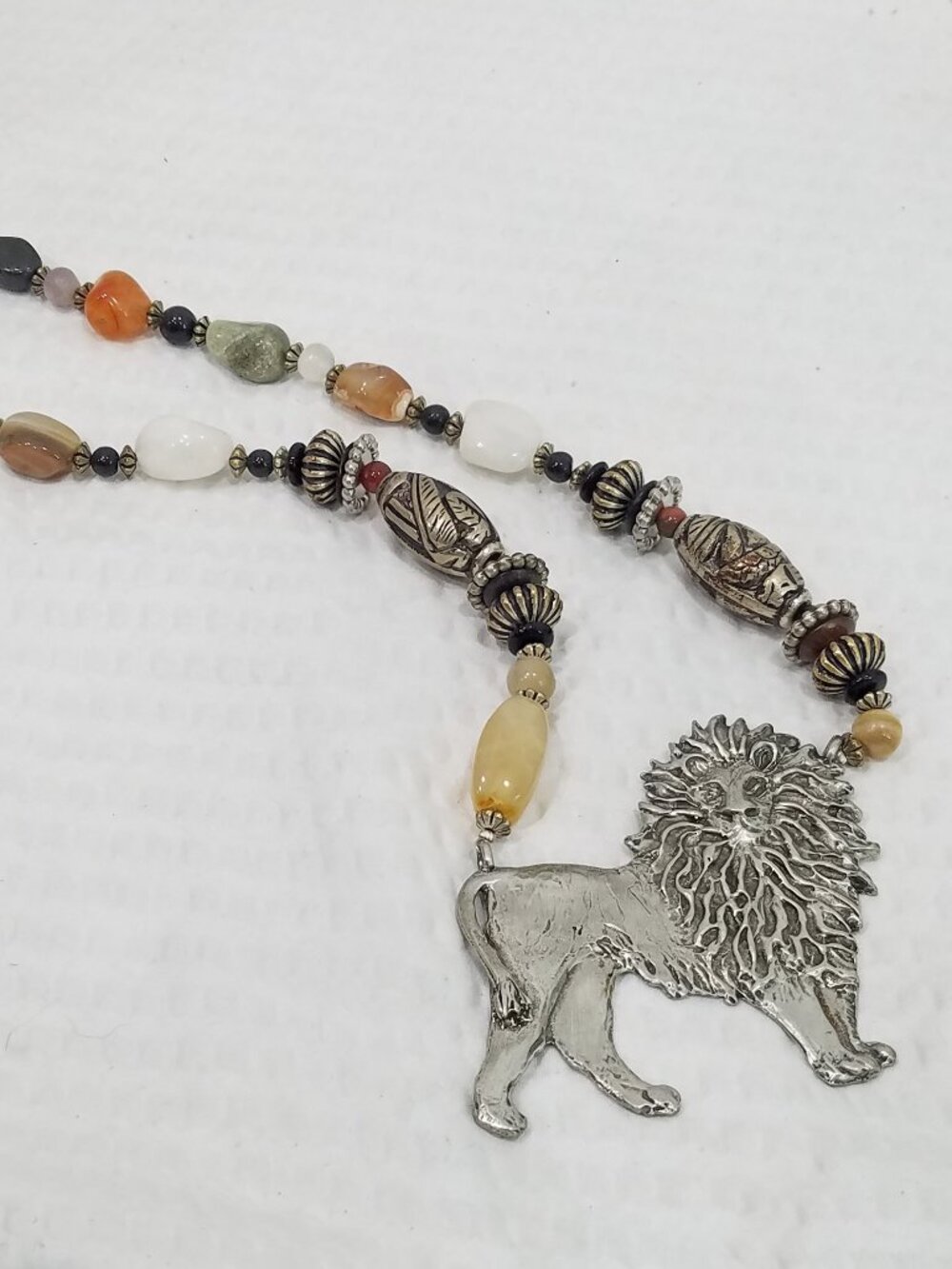 Vtg Tribal Cognac & Olive Jasper Bead Embossed Silver Tone Lion Pendant Necklace - Picture 3 of 6